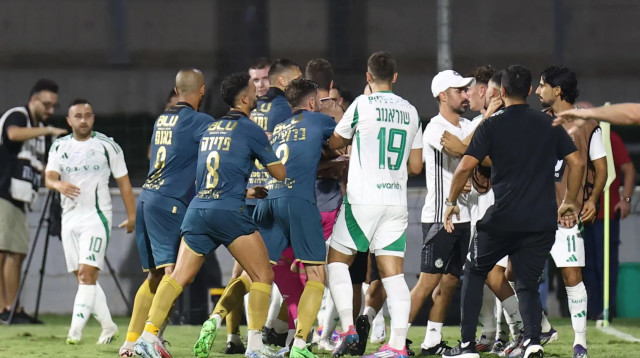 עימות בין שחקני מכבי חיפה לשחקני מכבי בני ריינה (צילום: דני מרון)