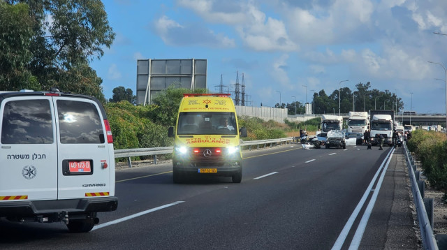 כוחות מד"א בזירת הרכב שהתפוצץ בכביש 22 (צילום: מד"א)