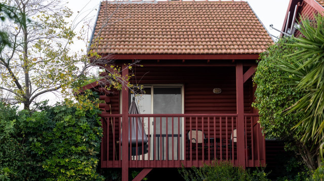 בקתה באירוח עין חרוד  (צילום: אדריאן סובל)