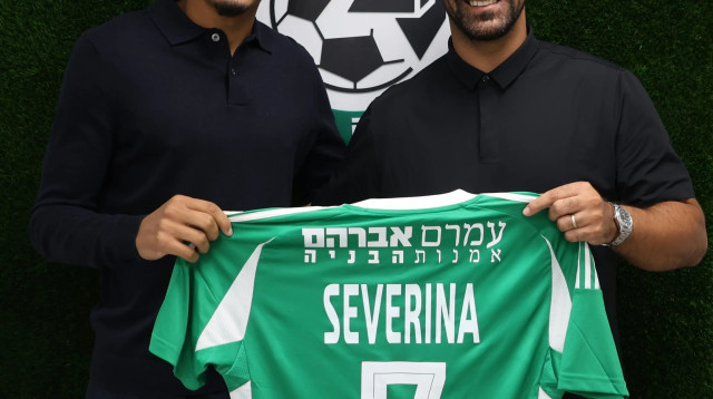 קסנדר סברינה, מכבי חיפה עם המנהל המקצועי גל אלברמן (צילום: אתר רשמי, מכבי חיפה)