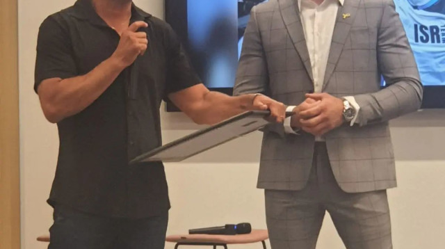 פיטר פלצ'יק לצד אורן סמדג'ה (צילום: יניב טוכמן)