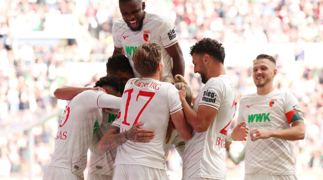 שחקני אוגסבורג חוגגים (צילום: GettyImages)