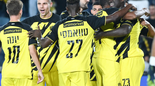 שחקני בית"ר ירושלים חוגגים עם מיירון ג'ורג' (צילום: ברני ארדוב)