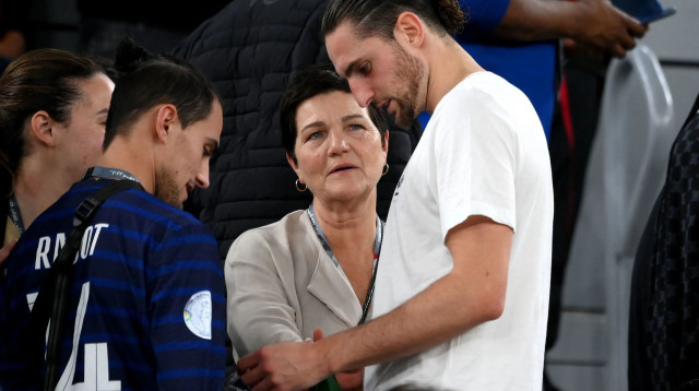 אדריאן ראביו שחקן נבחרת צרפת עם האם ורוניק ראביו (צילום: GettyImages, FRANCK FIFE/AFP)