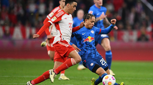 ג'מאל מוסיאלה באיירן מינכן לצד צ'אבי סימונס ר.ב. לייפציג (צילום: GettyImages)