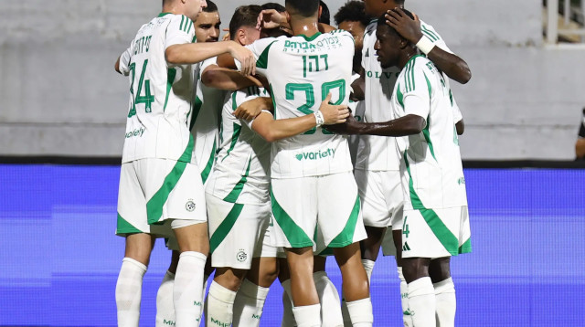 שחקני מכבי חיפה חוגגים (צילום: דני מרון)