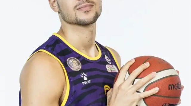 "בעונה הקרובה יהיה קל יותר בחו"ל, כי אנחנו יודעים לקראת מה אנחנו הולכים". יותם חנוכי (צילום: אתר רשמי, הפועל חולון)