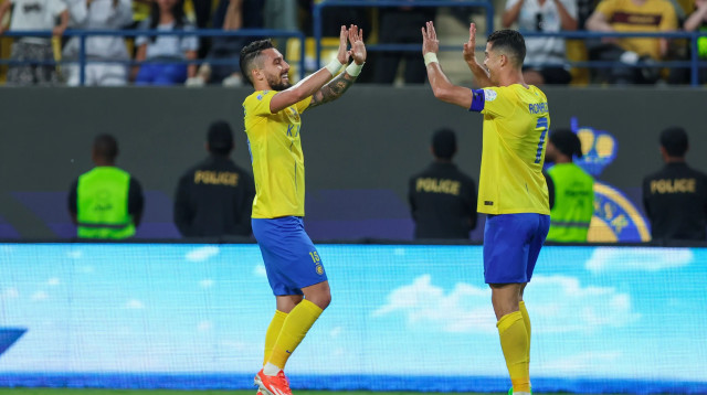 כריסטיאנו רונאלדו עם אלכס טלס שחקן אל נאסר (צילום: GettyImages, Yasser Bakhsh)