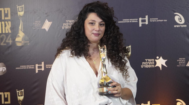 שי לי עטרי בטקס פרסי אופיר 2024 (צילום: ליאור חורש ודקל לזימי לב באדיבות האקדמיה לקולנוע ולטלוויזיה)