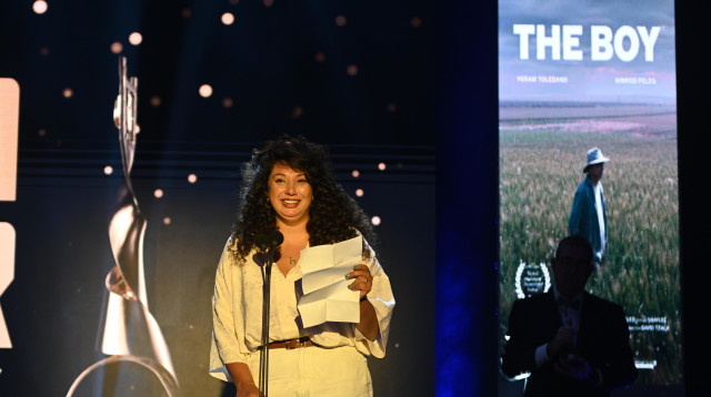 שי לי עטרי בטקס פרסי אופיר 2024 (צילום: ליאור חורש ודקל לזימי לב באדיבות האקדמיה לקולנוע ולטלוויזיה)