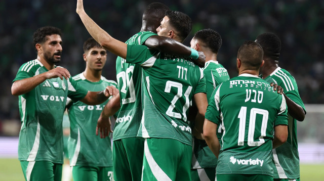 שחקני מכבי חיפה חוגגים עם דין דוד (צילום: דני מרון)