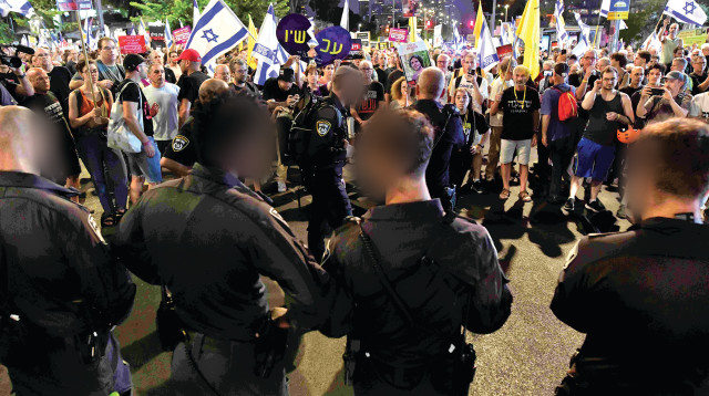 משטרת ישראל בהפגנה (צילום: אבשלום ששוני)