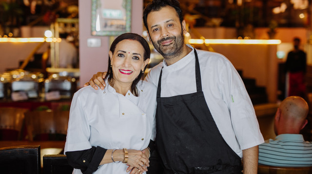רינה פושקרנה ובנה קונאל, מנהל המסעדה בתל אביב (צילום: Richkid)