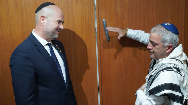 אבי חסידים ויושב-ראש הכנסת אמיר אוחנה (צילום: איתי גלינר)