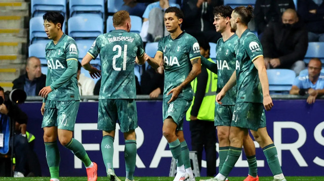 שחקני טוטנהאם חוגגים עם ברנן ג'ונסון (צילום: רויטרס)