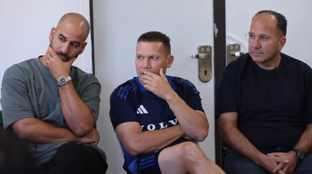 ברק בכר מאמן מכבי חיפה לצד איציק עובדיה גל אלברמן (צילום: מאור אלקסלסי)