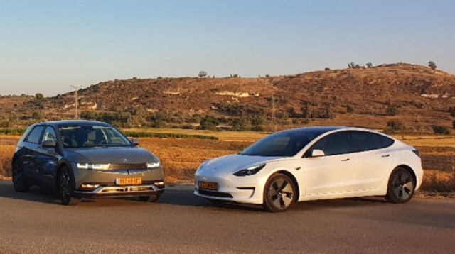 טסלה מודל 3 ויונדאי איוניק 5 (צילום: אודי עציון)