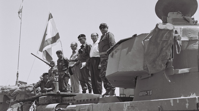 מנחם בגין ולוי אשכול בסיני מלחמת ששת הימים (צילום: משה מילנר לעמ)