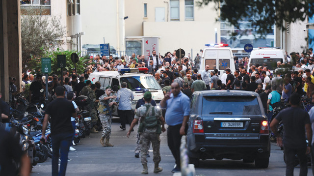 מתקפת הביפרים. אנשים מתאספים מחוץ לבית חולים בבירות (צילום: רויטרס)