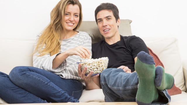 אל תגזימו עם הנשנוש הזה מול הטלוויזיה (צילום: אינג'אימג')