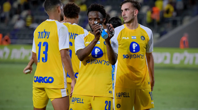 שחקני מכבי תל אביב, נמניה סטואיץ', איסוף סיסוקו (צילום: אריאל שלום)