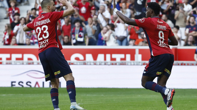 ג'ונתן דייויד עם אדון ז'גרובה שחקני ליל חוגגים (צילום: GettyImages, DENIS CHARLET/AFP)