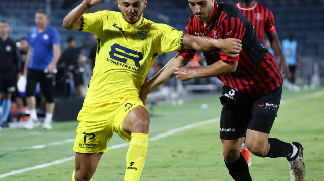 שחקן בני ריינה, קייס גאנם, מול שחקן הפועל ירושלים, נועם מלמוד (צילום: דני מרון)