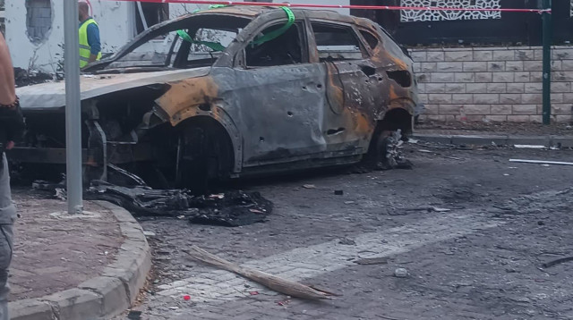 מכונית שרופה בעקבות פגיעת רקטה בקרית ביאליק (צילום: שקד שדה)