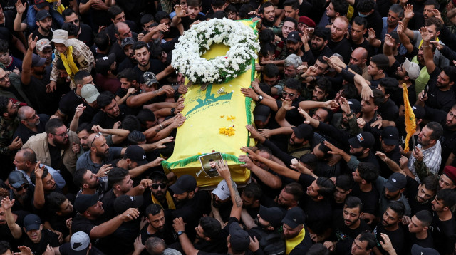 הלוויה לפעיל חיזבאללה שחוסל במהלך מתקפת הביפרים (צילום: אמילי מאדי, רויטרס)