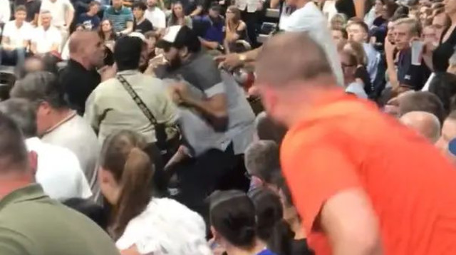 אוהדי וילרבאן מתפרעים ביציעים (צילום: צילום מסך, מתוך טוויטר)