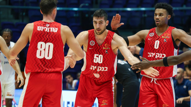 שחקן הפועל ירושלים יובל זוסמן עם אור קורנליוס, ג'סטין סמית' (צילום: דני מרון)