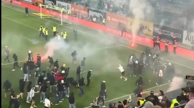 אוהדי אוסטריה וינה מול ראפיד וינה בעימות אלים על הדשא (צילום: צילום מסך, מתוך הרשתות החברתיות)