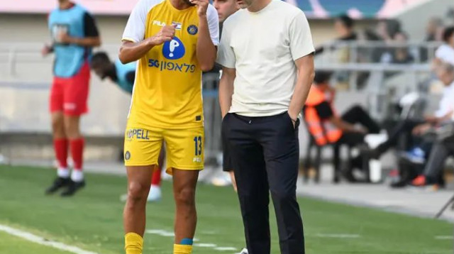 יהיה כשיר למשחקים הבאים? רז שלמה לצד ז'ארקו לאזטיץ' (צילום: ברני ארדוב)