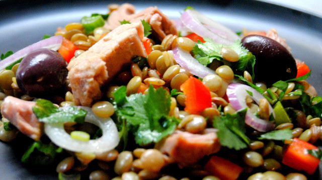 סלט עדשים וטונה (צילום: פסקל פרץ-רובין)