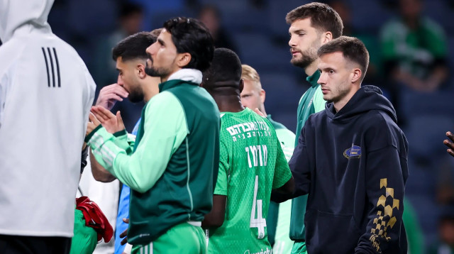 דניל לסובוי שחקן מכבי חיפה הפצוע לצד לורנצו שימיץ' (צילום: מאור אלקסלסי)