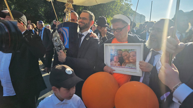 הכנסת ספר תורה בברלין (צילום: ג'וש ארונסון)