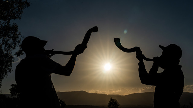 שני גברים תוקעים בשופר בסמוך לגבול עם לבנון (צילום: איל מרגולין, פלאש 90)