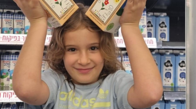 גיל שמילוביץ וקרטון החלב והציור שציירה (צילום: דוברות תנובה)