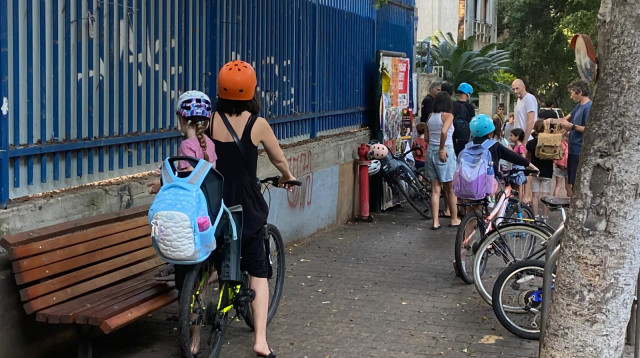 לאחר הירי למרכז - הורים שולחים את הילדים למסגרות (צילום: אבשלום ששוני)