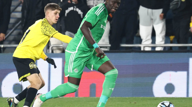 עבדולאי סק שחקן מכבי חיפה לפני עדי יונה שחקן בית"ר ירושלים (צילום: דני מרון)