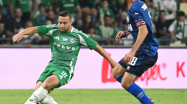 דיא סבע שחקן מכבי חיפה מול איתן טיבי שחקן הפועל באר שבע (צילום: ברני ארדוב)