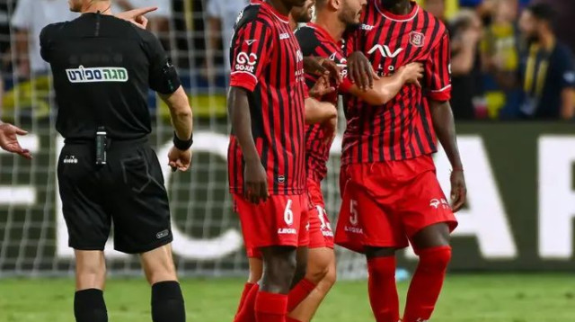 בדרך להרחקה נוספת. יאו (מימין) עצבני אחרי הכרטיס האדום (צילום: ברני ארדוב)