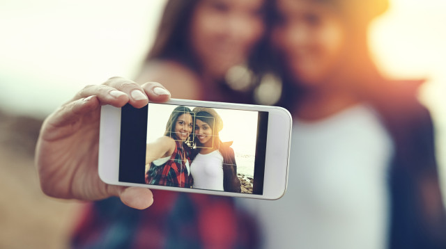 סלפי בחופשה (צילום: שאטרסטוק)