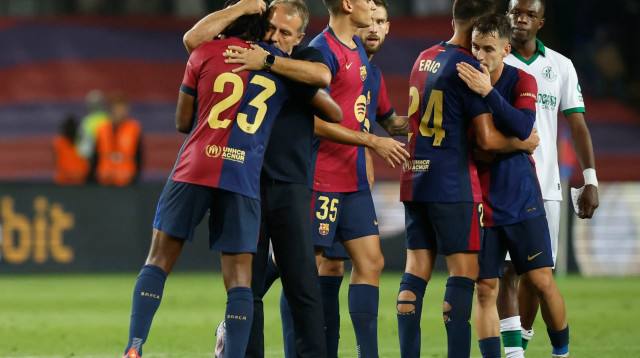 האנזי פליק מאמן ברצלונה עם ז'ול קונדה (צילום: רויטרס)