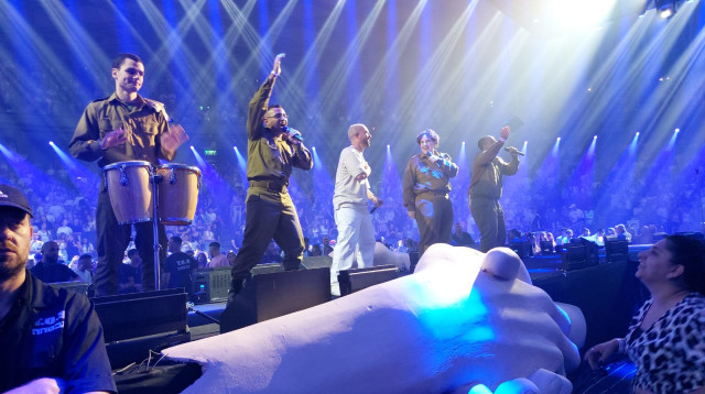 עומר אדם עם "גדולים במדים" (צילום: גדולים במדים)