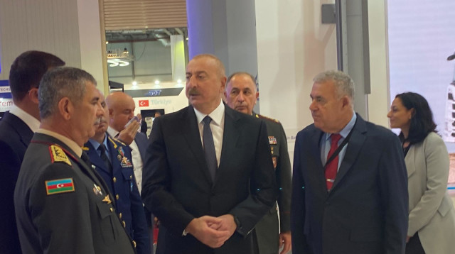 נשיא אזרבייג'ן בביתן התעשייה האווירית לישראל (צילום: התעשייה האווירית)