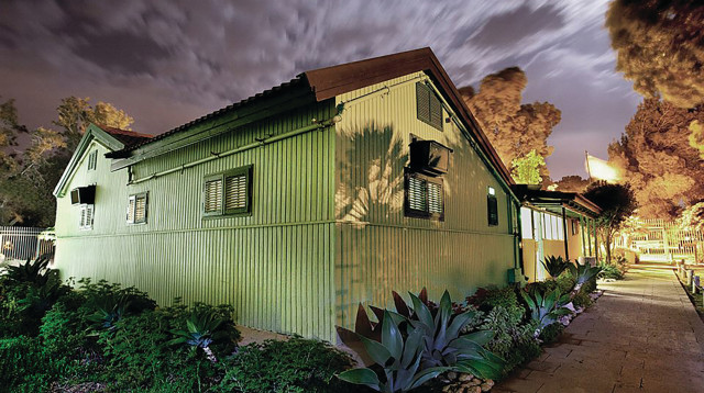 צריף בן גוריון בלילה (צילום: המכון למורשת בן גוריון)