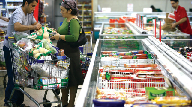 עגלת סופרמרקט קניות לחג (צילום: נתי שוחט פלאש 90)