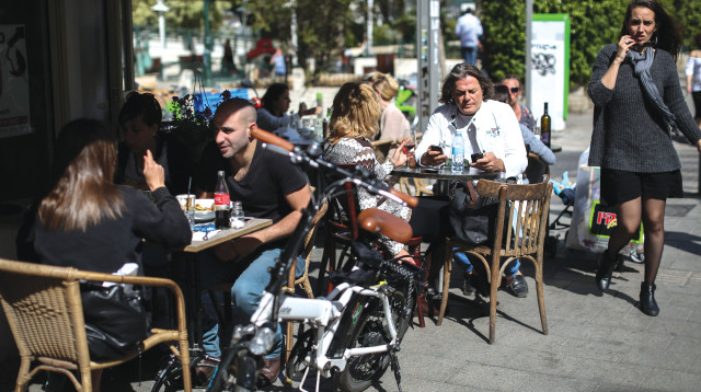 בית קפה בתל אביב (צילום: פלאש 90)