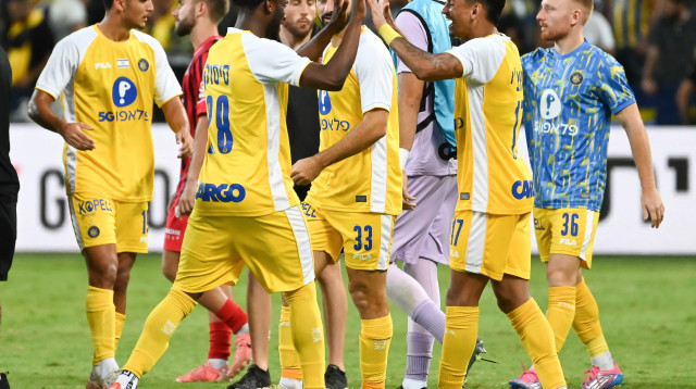 ווסלי פטאצ'י חוגג עם איסוף סיסוקו מכבי תל אביב (צילום: ברני ארדוב)